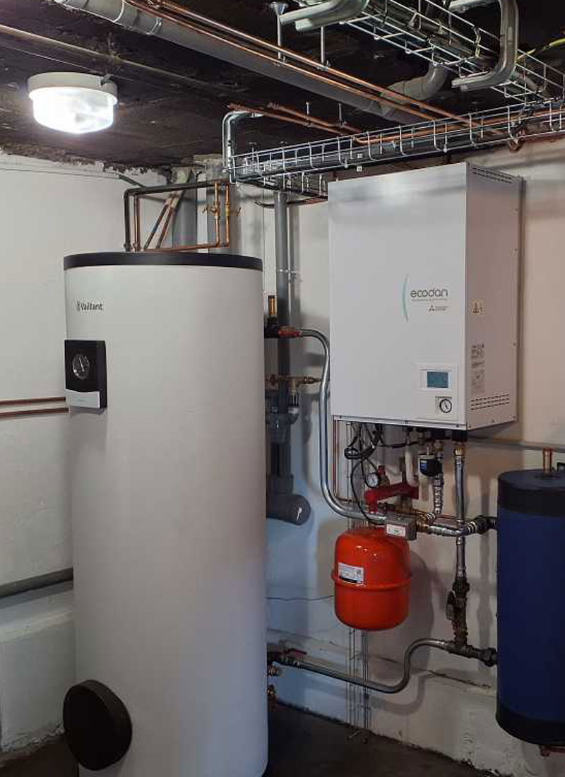 Remplacement d’une chaudière gaz basse température par une pompe à chaleur pour la production de chauffage et mise en place d’un ballon VAILLANT pour la production d’eau chaude sanitaire.